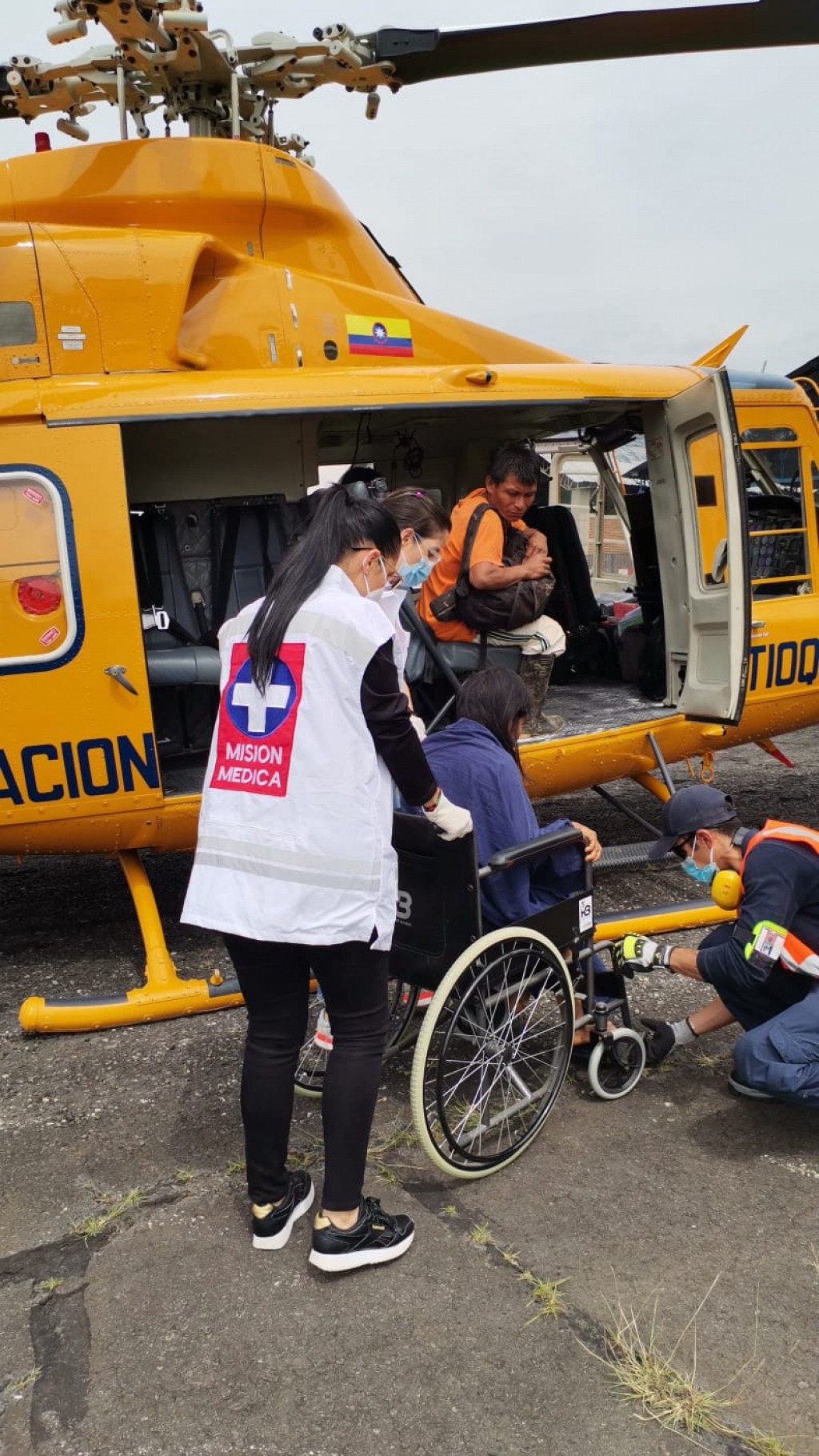 Gobernación de Antioquia apoya el rescate de dos indígenas heridas en Amparradó medio