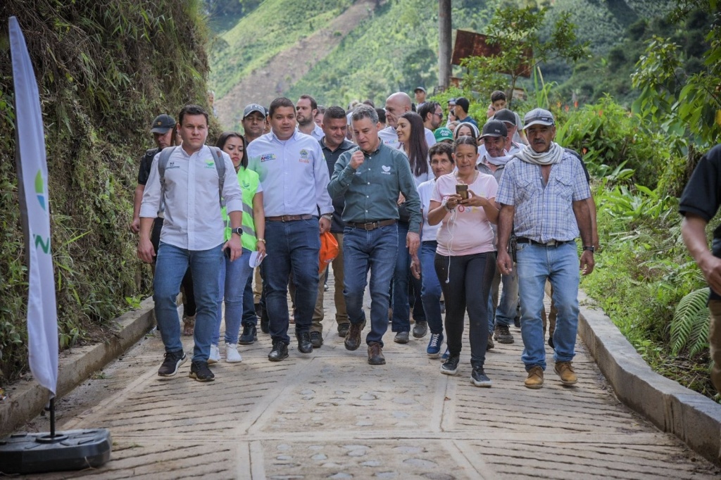 En Andes, el gobernador Aníbal Gaviria entregó al servicio importantes obras de infraestructura vial